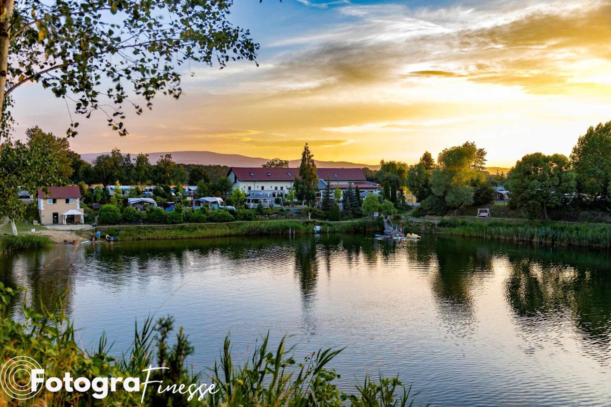 Forteca, Pokoje Goscinne Nad Stawem Dzierżoniów Exteriér fotografie